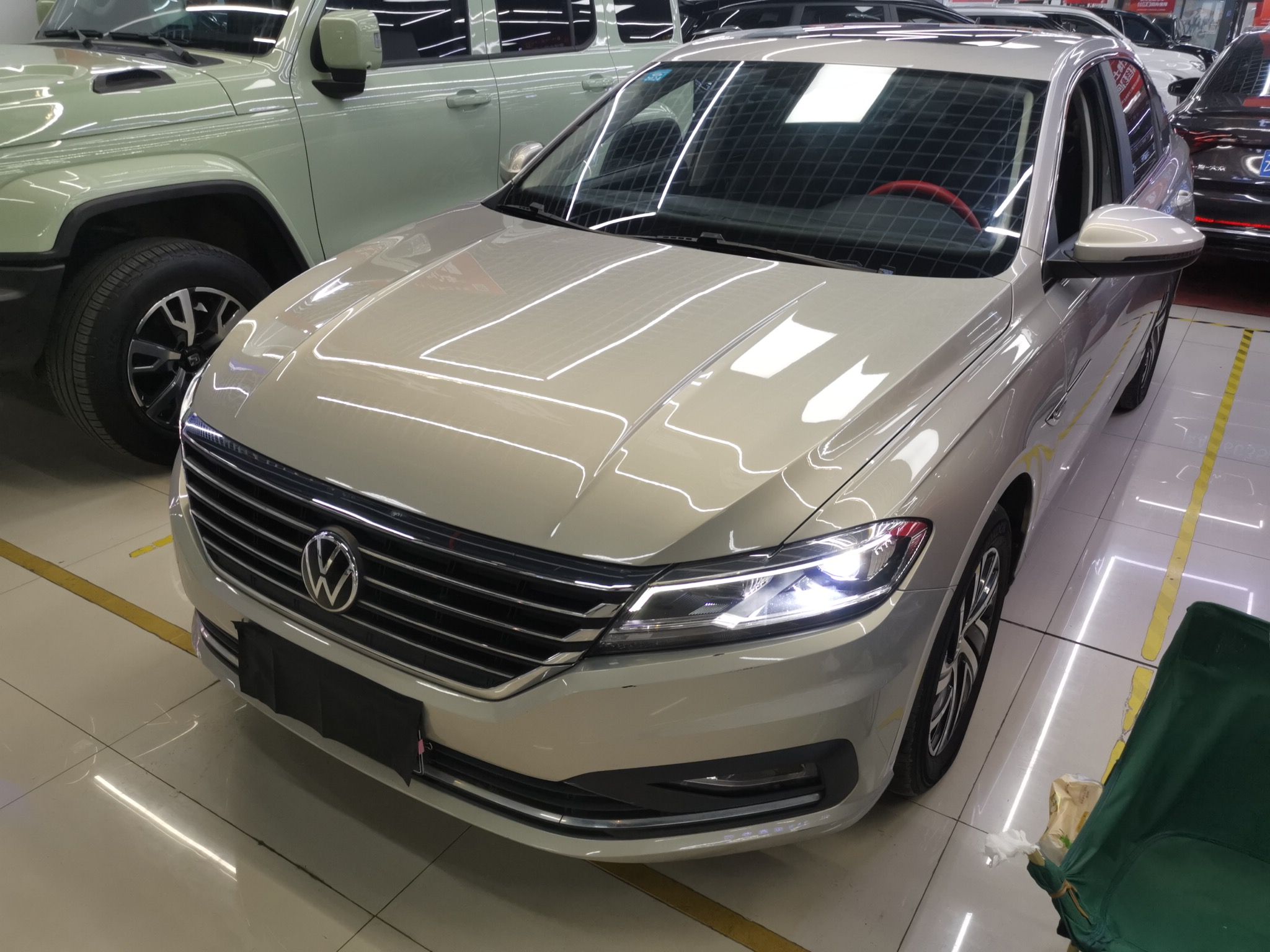 تحت مقدمة السيارة