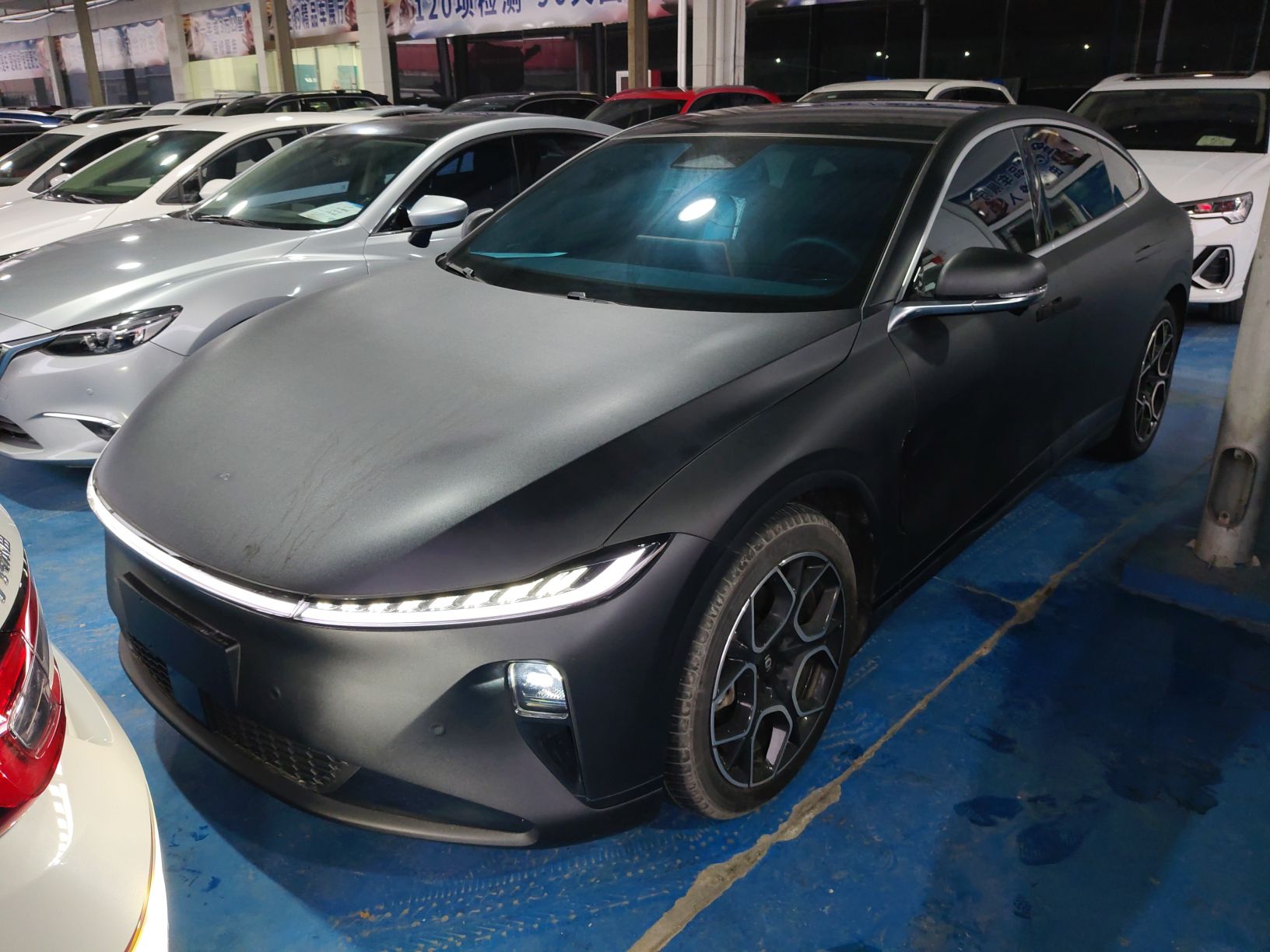 تحت مقدمة السيارة