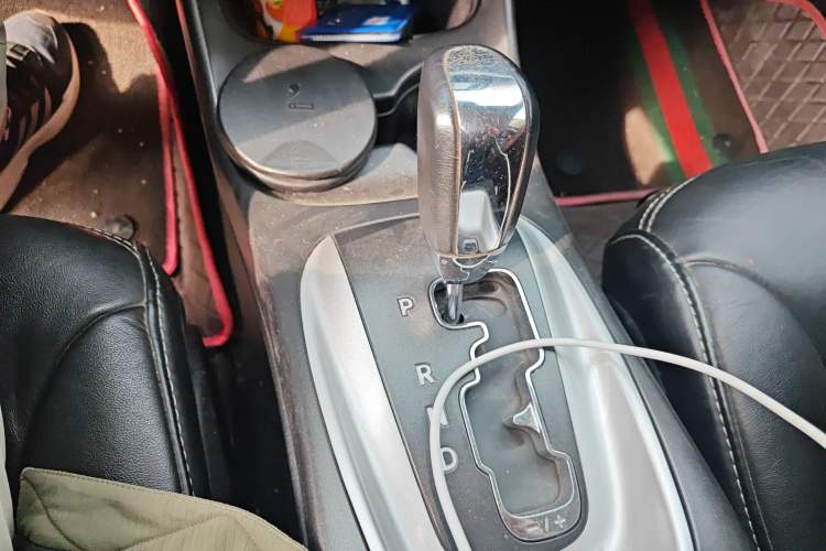 Used Dodge Journey 2013 2.4L Two-Wheel Drive Luxury Version Gear Lever