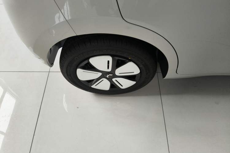 Used Wuling Hongguang MINIEV 2025 Four-Door Version Advanced Edition Right Rear Wheel Hub