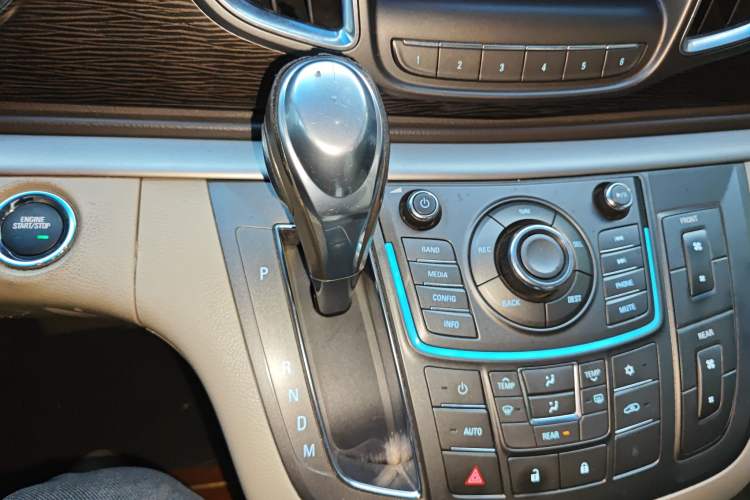 Used Buick GL8 2011 2.4L CT Luxury Business Comfort Edition
