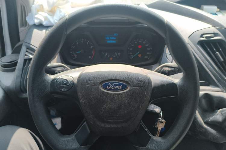 Used Ford Transit 2019 2.0T Gasoline Multi-Function Commercial Vehicle Short Wheelbase Mid-Roof 6-Seater China VI Standard Steering Wheel