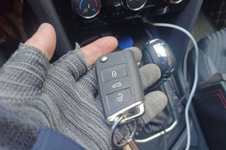 Used Volkswagen Tharu 2019 280TSI Two-Wheel Drive R-Line China V Standard Vehicle Key