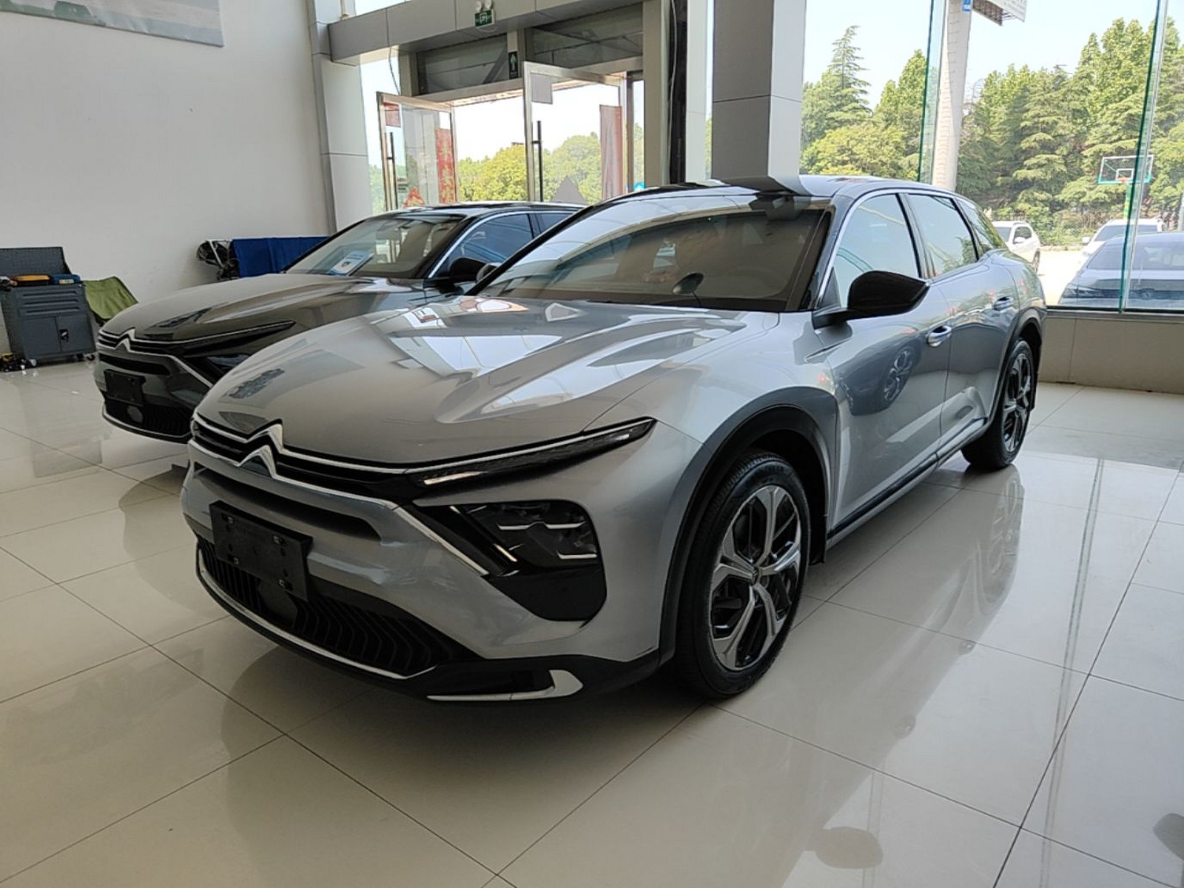 Под передней частью автомобиля