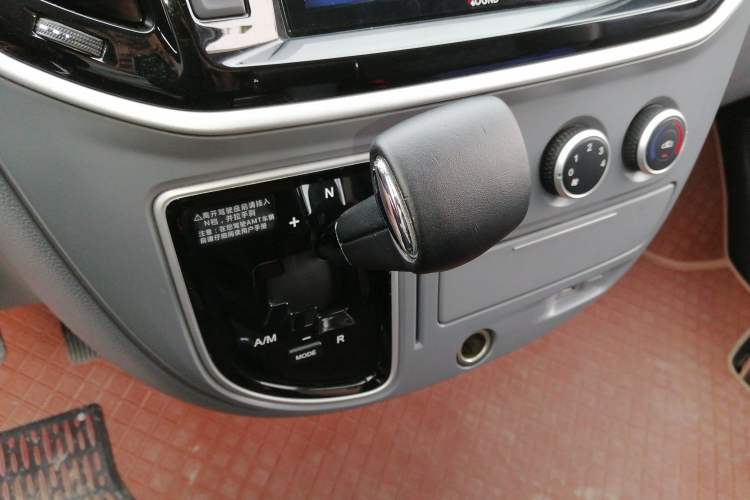 Used SAIC MAXUS Xintu V80 2023 2.0T AMT Classic Aoyuntong Power Version Short Wheelbase Mid-Roof Design 5/6 Seats