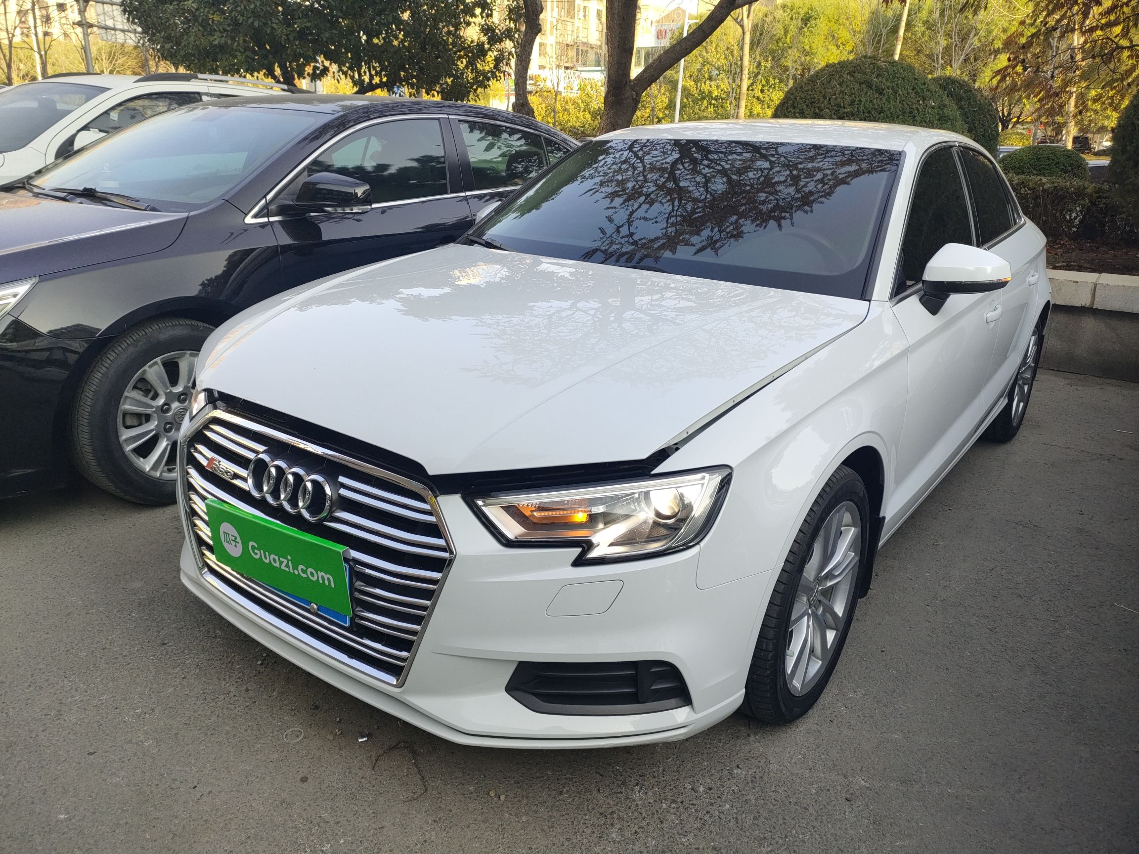 Под передней частью автомобиля