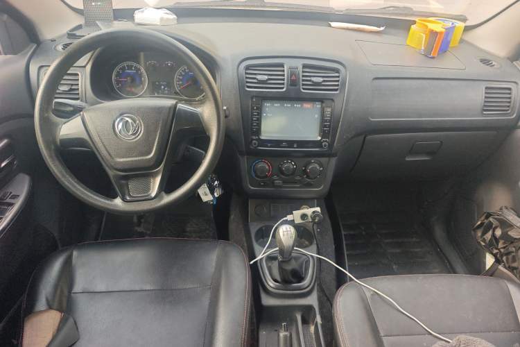 Used Dongfeng Fengon 330 2014 1.5L Manual Standard Edition DK15-02 Center Console
