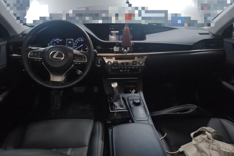 Used Lexus ES 2015 300h Comfort Edition Center Console