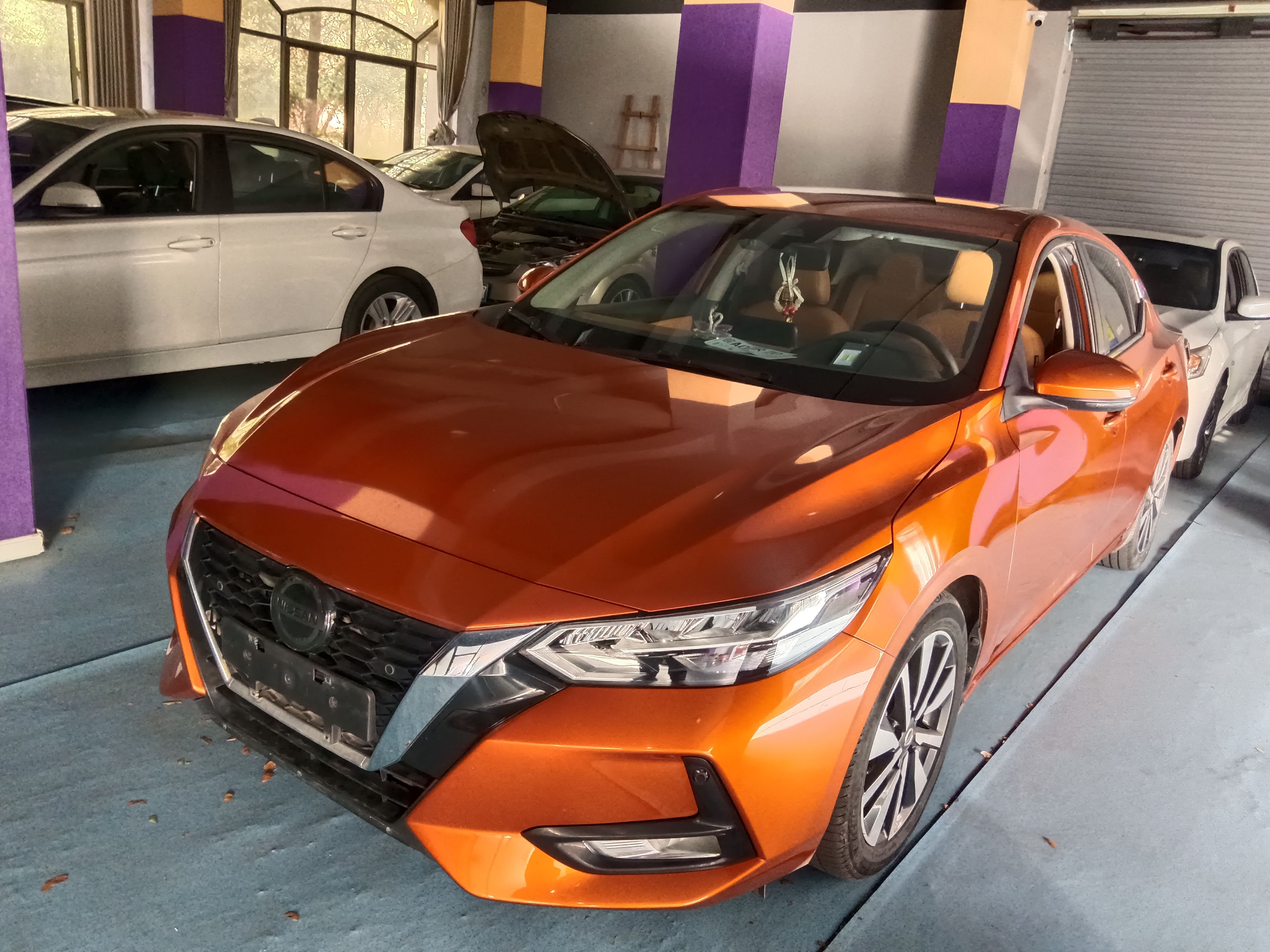 تحت مقدمة السيارة