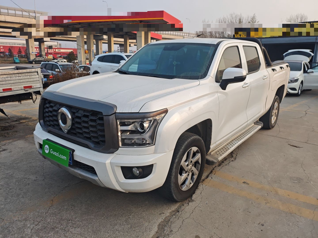 Под передней частью автомобиля