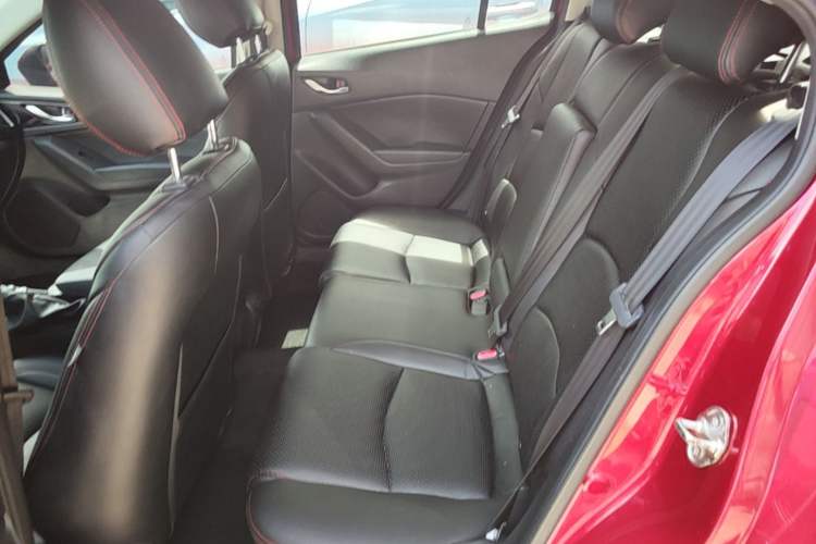 Used Mazda 3 Axela 2016 Sedan 1.5L Automatic Luxury Model

