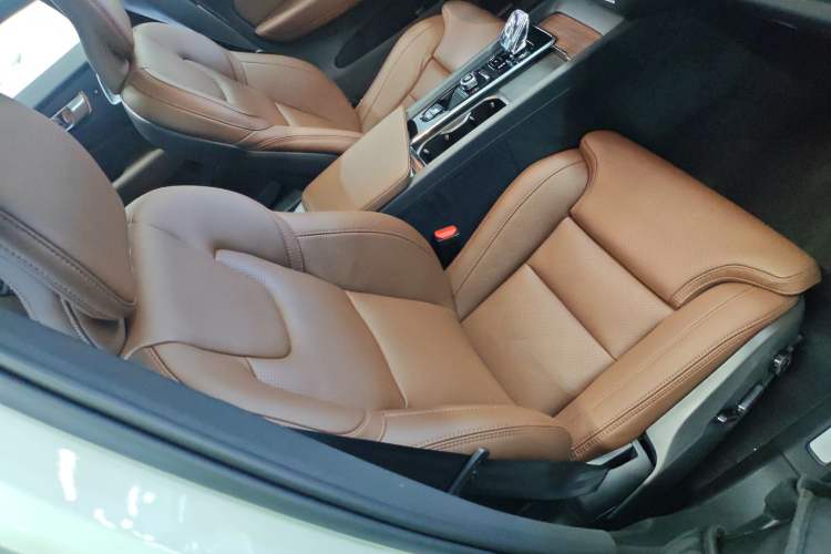 Used Volvo XC60 New Energy 2023 T8 Plug-in Hybrid Long-Range All-Wheel Drive Intelligent Luxury and Enjoyment Edition
