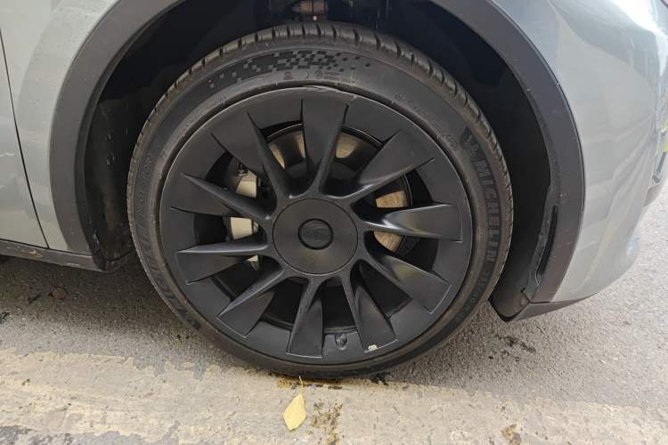 Used Tesla Model Y 2024 Rear-Wheel-Drive Version Right Front Wheel Hub