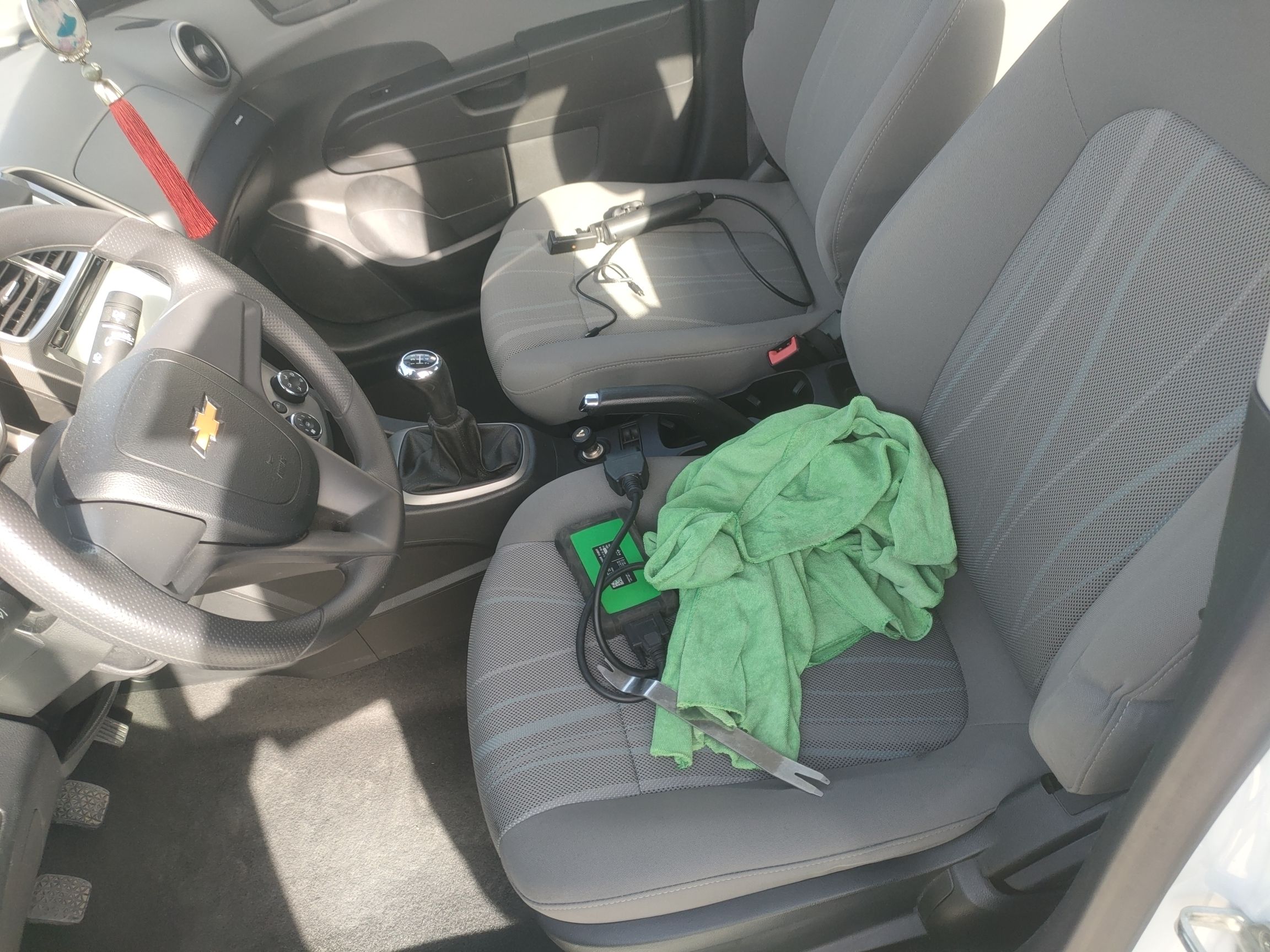 المقاعد الأمامية داخل السيارة