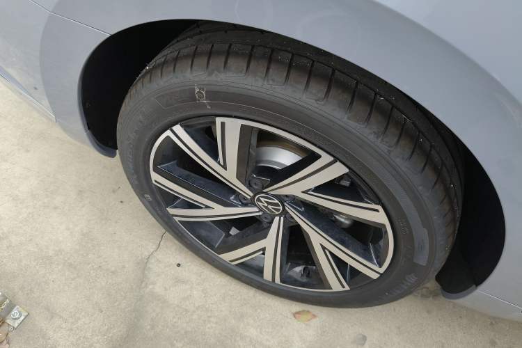 Used Volkswagen FAW-Volkswagen CC 2025 Model, Facelifted, 330TSI, Glamorous—Shared Edition Right Rear Wheel Hub