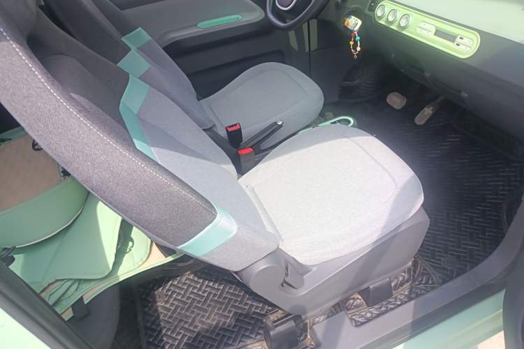 Used Wuling Hongguang MINIEV 2021 Macaron Sandwich Model 120 km Lithium Iron Phosphate Right Front Seat