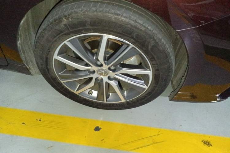 Used Lexus ES 2017 300h Mark Levinson Comfort Edition Right Front Wheel Hub