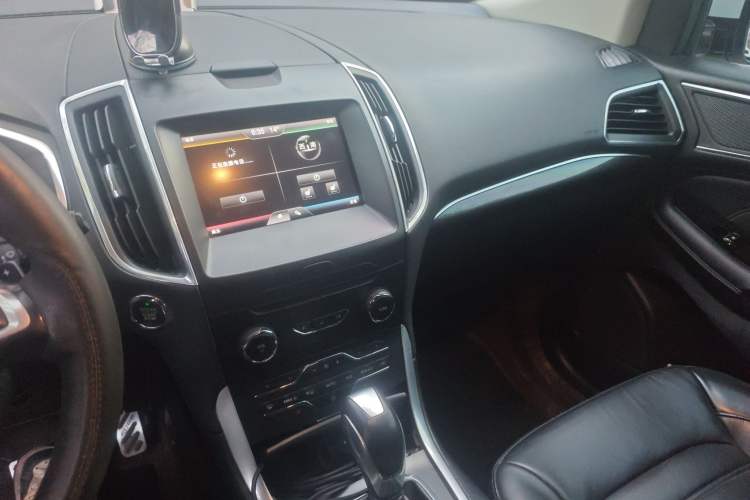 Used Ford Edge 2015 2.0T GTDi Two-Wheel-Drive High-Line Version
