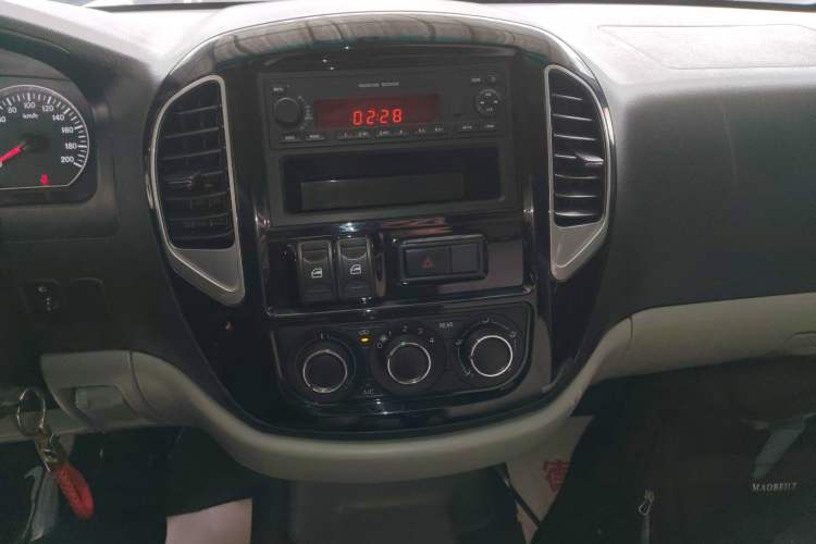 Used FORTHING Lingzhi 2018 M3L 1.6L 7-Seater Comfort Model Audio And AC Panel