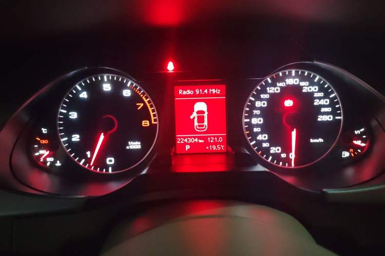 Used Audi A4L 2012 2.0 TFSI automatic Comfort trim level Instrument Cluster