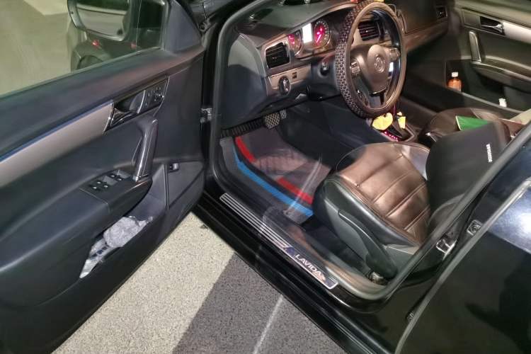 Used Volkswagen Lavida 2013 Revised Version 1.6L Automatic Luxury Edition Driver Seat