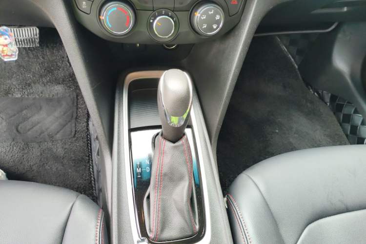 Used Chevrolet Monza 2019 Redline 320T Dual-Clutch Joyful Edition China VI Standard Gear Lever