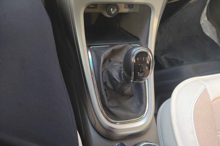 Used Buick GT 2013 GT 1.6L Manual Entry-Level Model Gear Lever