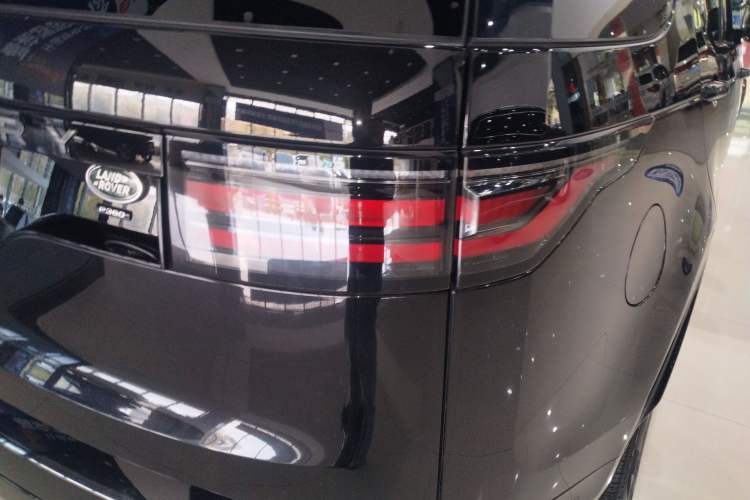 Used Land Rover Discovery 2023 Revised Version 360 PS R-Dynamic S