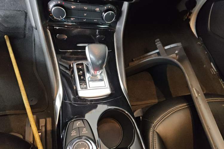 Used Infiniti QX30 2017 1.6T Two-Wheel Drive Fashion Edition Gear Lever