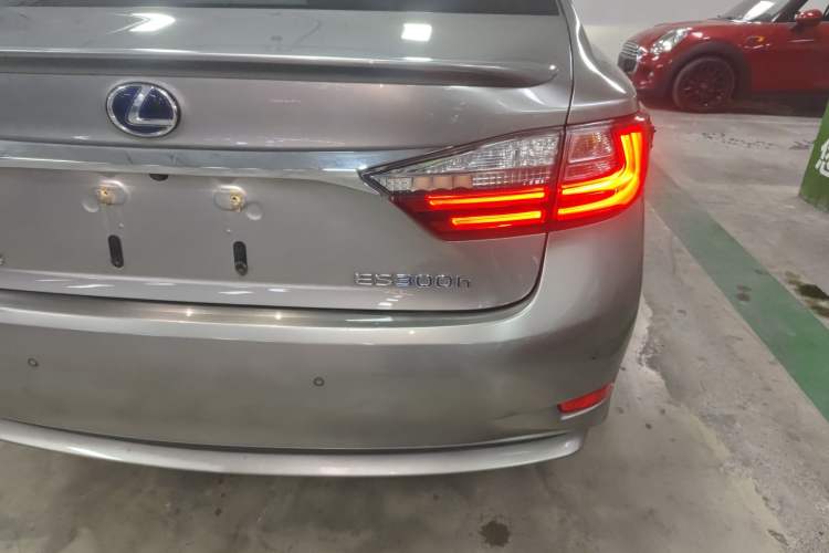 Used Lexus ES 2015 300h Comfort Edition