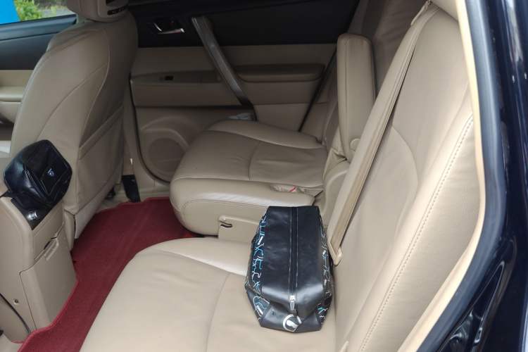 Used Toyota Highlander 2012 2.7L Two-Wheel Drive 7-Seater Luxury Edition Left Rear Seat