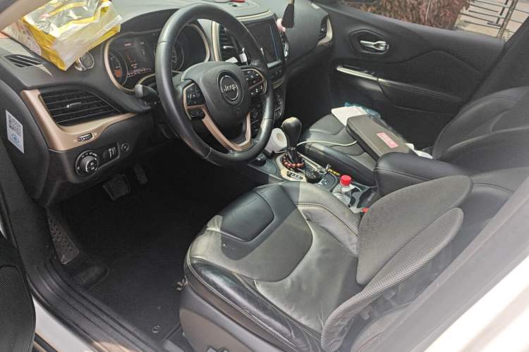 Used Jeep Cherokee 2014 2.4L Luxury Edition Left Front Seat