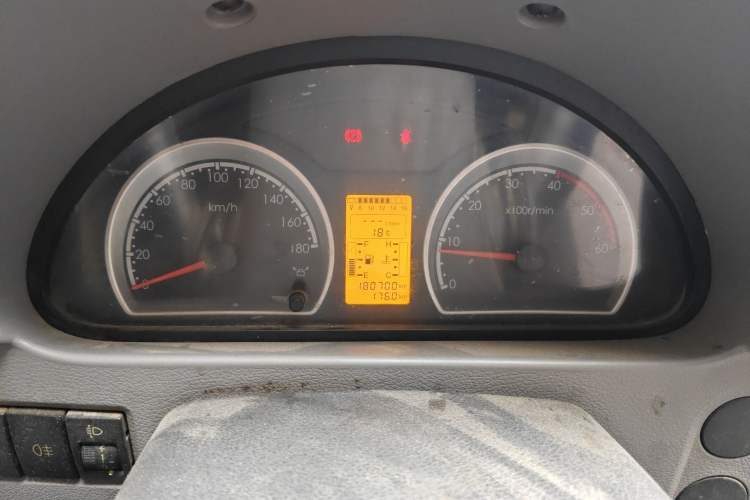 Used Dongfeng Yufeng 2014 2.5T YuliBao Logistics Vehicle Low-Trim Version with Short Wheelbase and Mid-Roof Design – ZD25