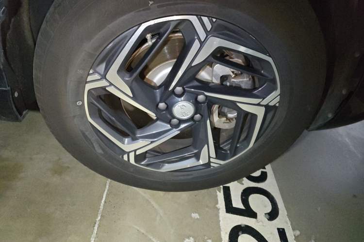 Used Hongqi HS3 2024 1.5T Shanwei Edition Right Front Wheel Hub