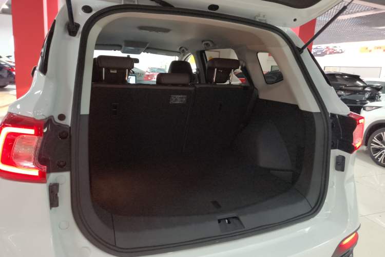 Used FORTHING T5 2022 Grand Edition 1.6L Manual Dream-Chasing Five-Seat Model Trunk