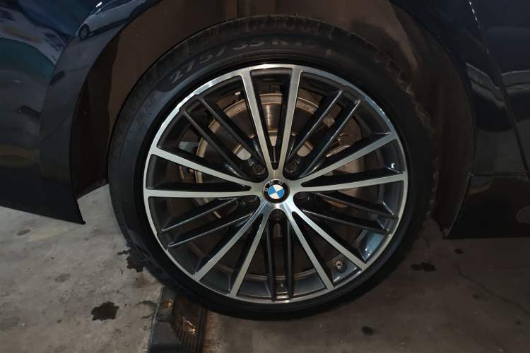 Used BMW 5 Series 2023 530Li Leading Model M Sport Package Right Rear Wheel Hub