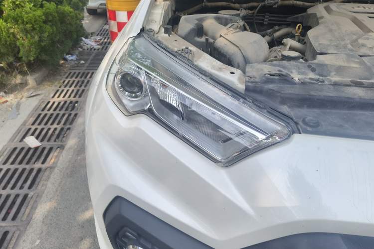 Used JMC Yuhu 7 2020 2.0T Diesel Manual Two-Wheel Drive Comfort Edition Short Wheelbase China VI Standard JX4D20A6L Right Front Headlight