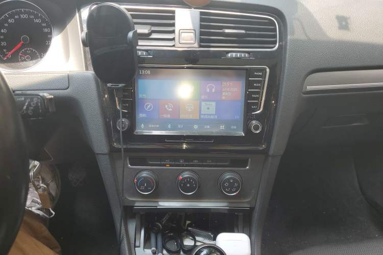 Used Volkswagen Golf 2016 230TSI Manual Comfort Version Audio And AC Panel