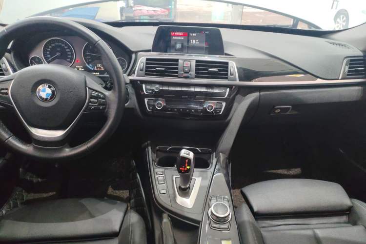 Used BMW 3 Series GT 2019 320i Sport Edition Audio And AC Panel