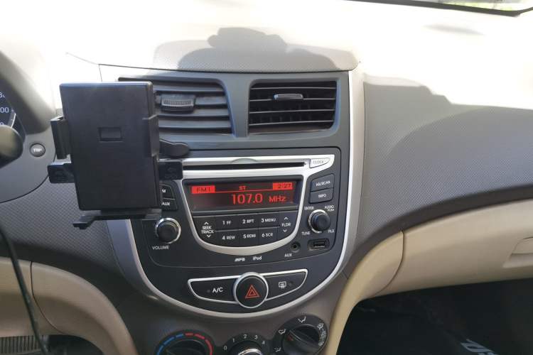 Used Hyundai Verna (older generation) 2010 Sedan 1.4L Automatic Fashionable GT Model Audio And AC Panel