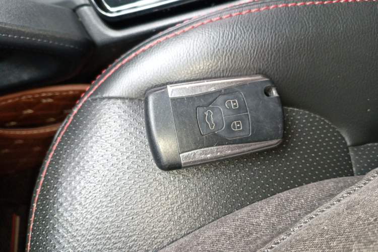 Used Geely Auto GX7 2015 Sports Edition 2.0L Automatic Luxury Upgrade Version China V Standard