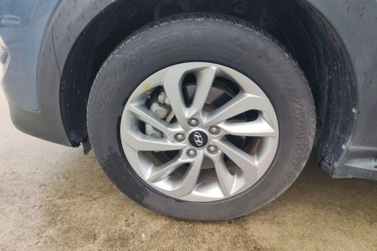 Used Hyundai Tucson 2015 1.6T Dual-Clutch Two-Wheel-Drive Smart Model Left Front Wheel Hub