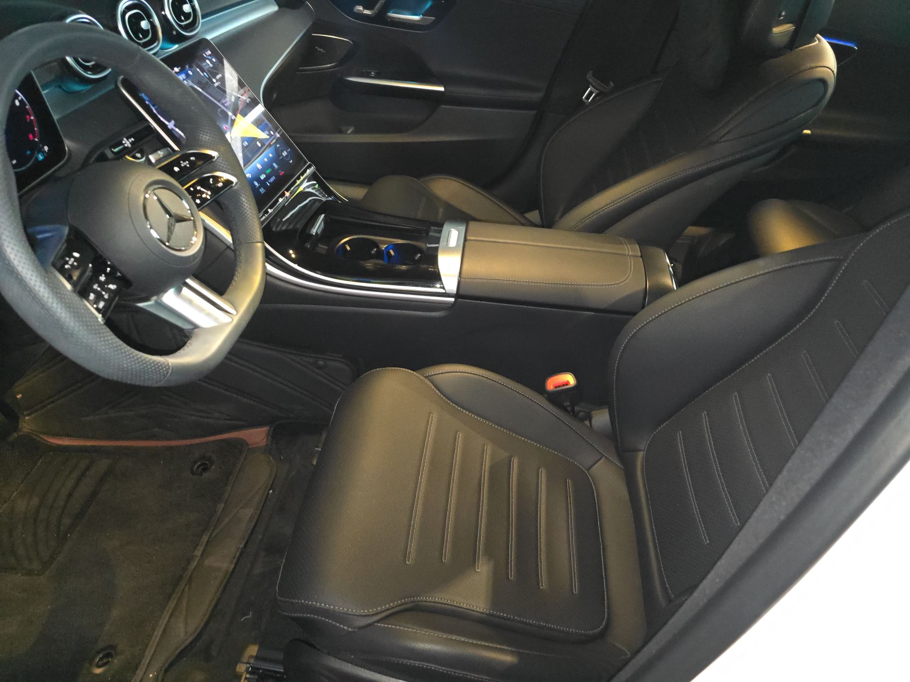 المقاعد الأمامية داخل السيارة