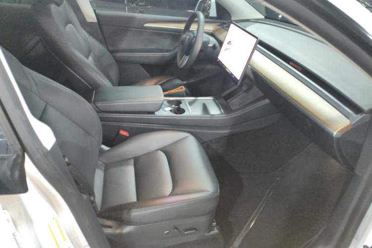 Used Tesla Model Y 2021 Long-Range All-Wheel-Drive Version 3D7