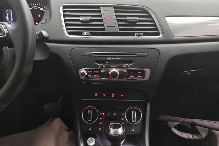 Used Audi Q3 2017 35 TFSI Style Edition Audio And AC Panel