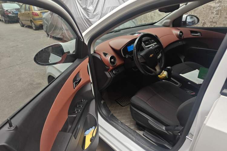 Used Chevrolet Aveo Sonic 2014 Hatchback 1.6 SX AT Fashion Edition