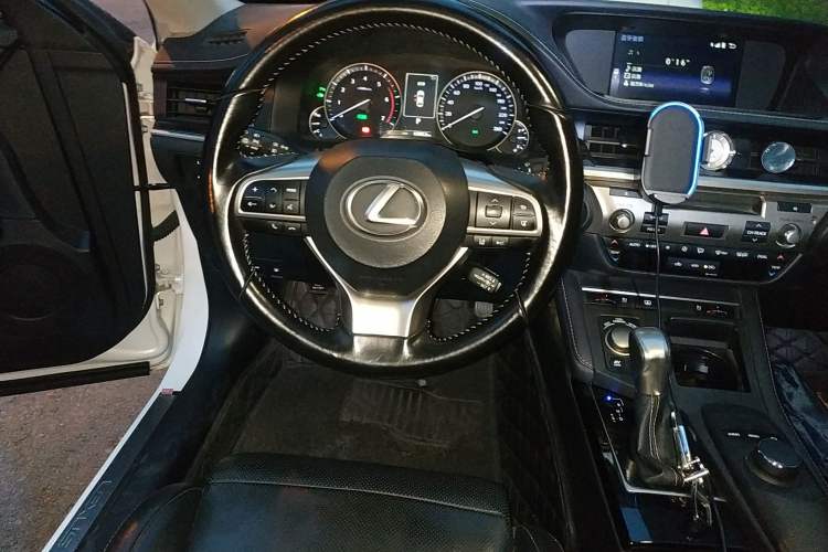 Used Lexus ES 2015 300h Luxury Edition Steering Wheel