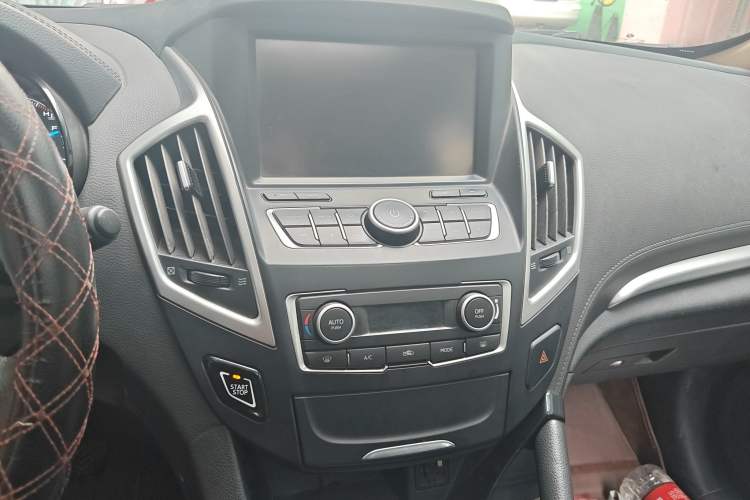 Used Dongfeng Aeolus AX7 2015 2.0L Manual Zhiyi Trim
