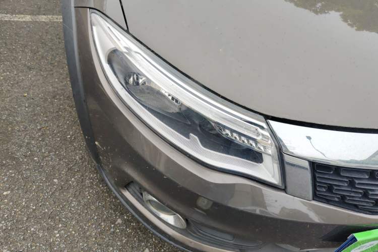 Used Qoros 3 2017 Urban SUV 1.6T Automatic Zhiyue Model Right Front Headlight