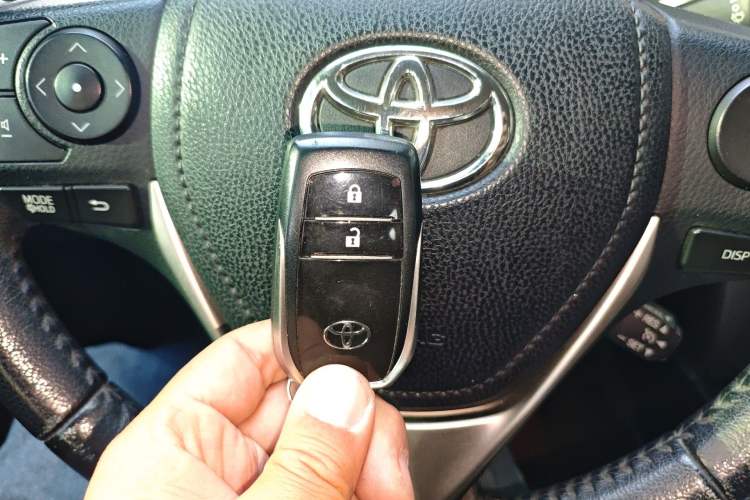 Used Toyota RAV4 2015 2.5L Automatic 4x4 Elite Edition Vehicle Key